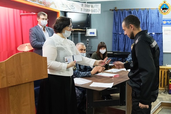 Осужденным ИК-25 вручили студенческие билеты Сыктывкарского госуниверситета