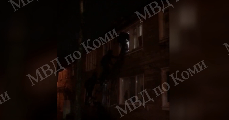 В Сыктывкаре задержали подозреваемых в поджоге квартиры полицейского