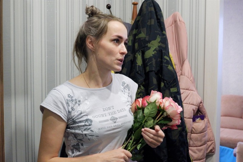 В Сыктывкаре волонтеры доставили жене мобилизованного детские вещи и подарки