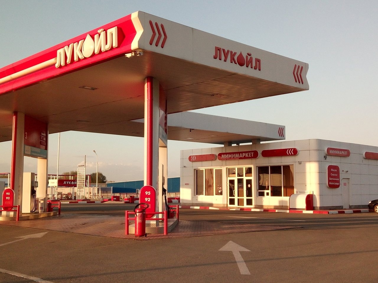 На некоторых заправках Коми подешевел бензин почти на три рубля