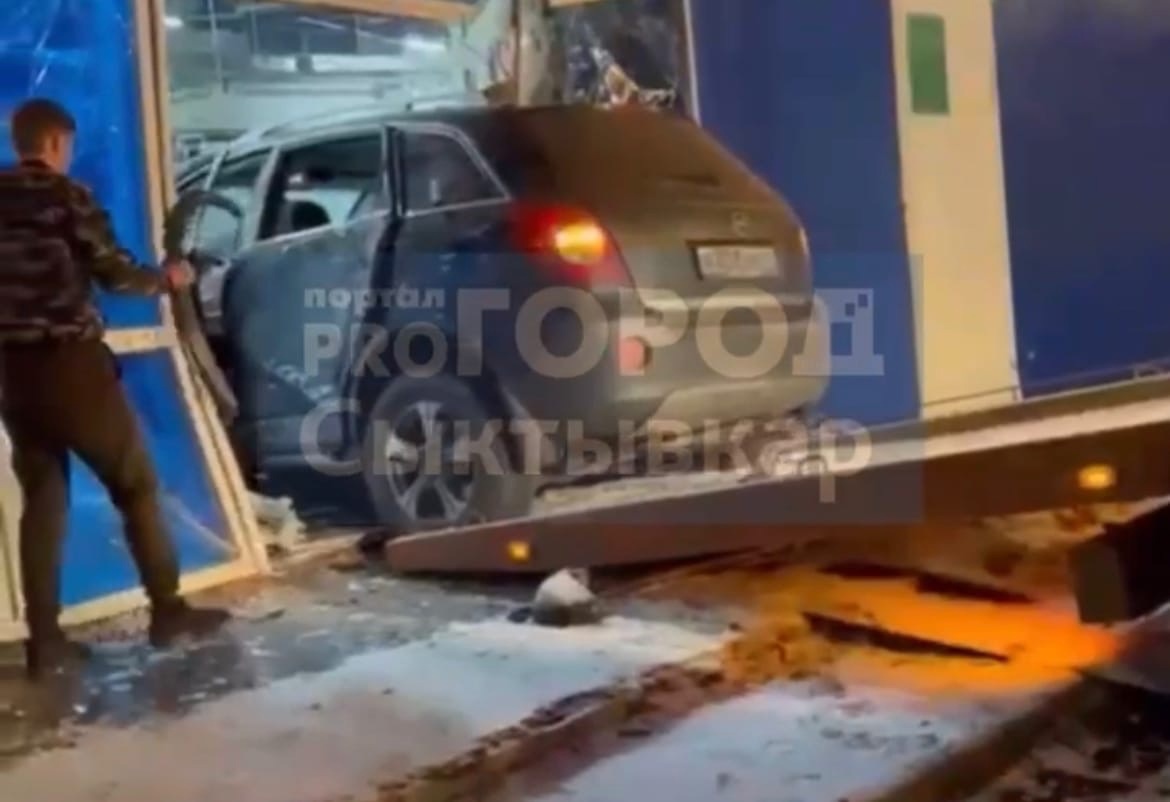 Управляющая магазином, куда влетел автомобиль, рассказала подробности ДТП в Сыктывкаре