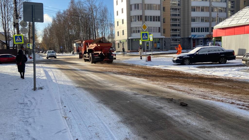 Последние новости сыктывкара. Гололед на дороге. Гололёд на дорогах сейчас. Гололед фото авто. Улица в снегу Россия.