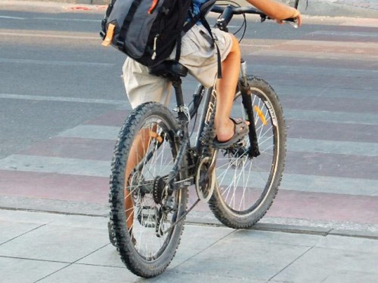 В Сыктывкаре велосипедист напал на машину пенсионера