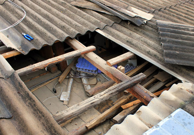 В Коми пенсионерка сама отремонтировала крышу дома и отсудила у мэрии больше 70 000 рублей