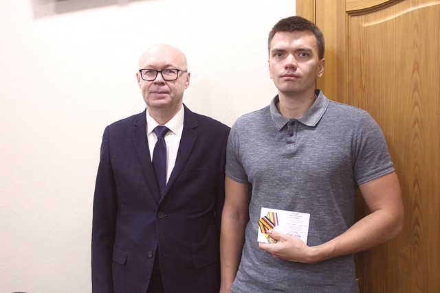 Исполняющий обязанности мэра Сыктывкара вручил медаль участнику военной операции в Сирии