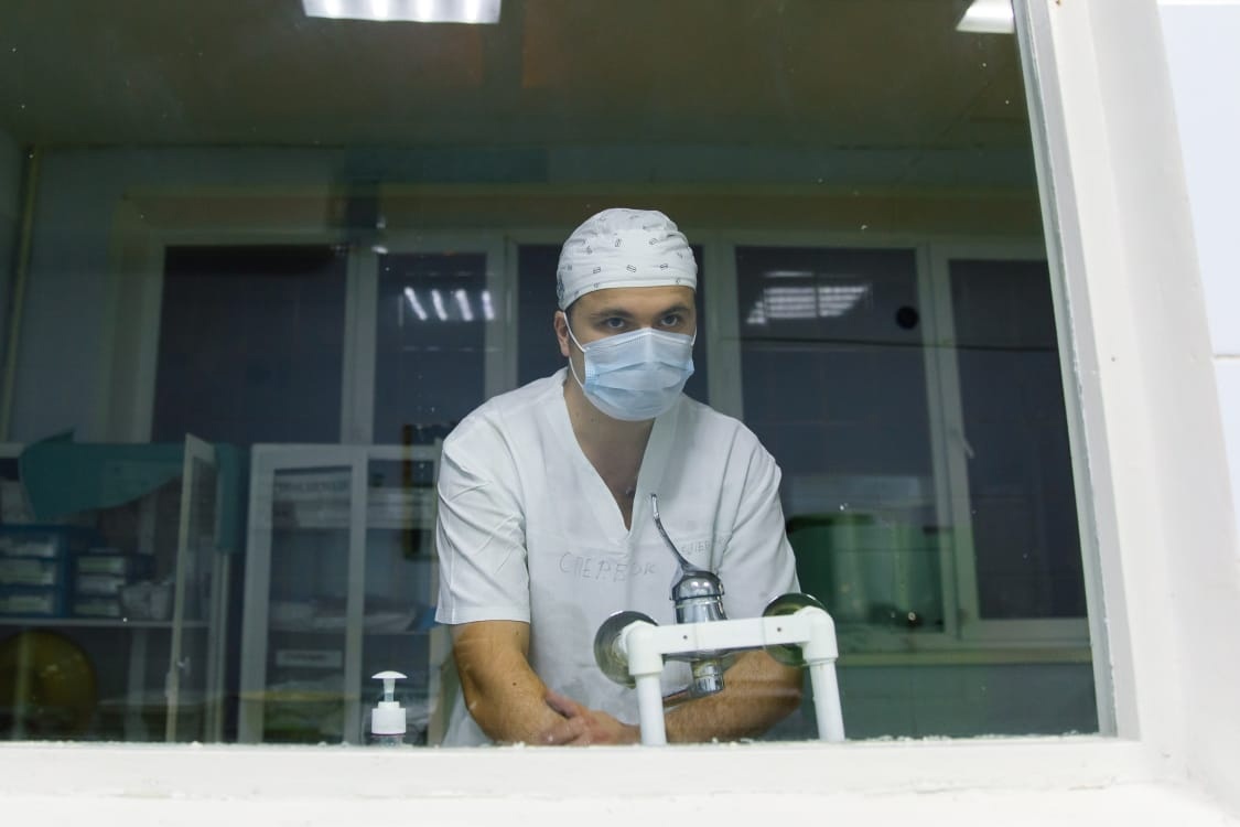 "8 часов сосуд к мозгу пришивал": сыктывкарский нейрохирург рассказал об операциях