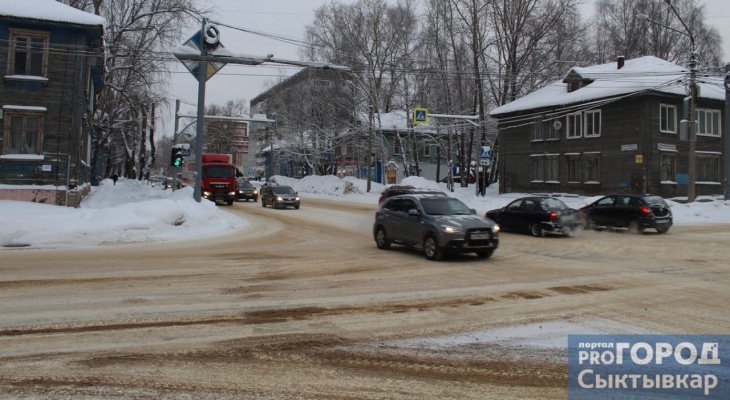 Сотрудники ГИБДД призвали водителей быть острожными на дорогах Сыктывкара в непогоду