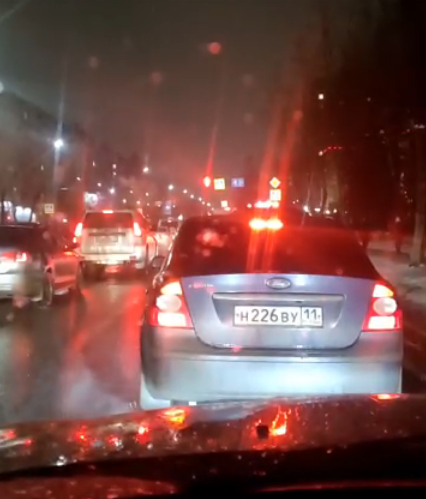 В Сыктывкаре из-за нового режима светофора образовалась гигантская пробка