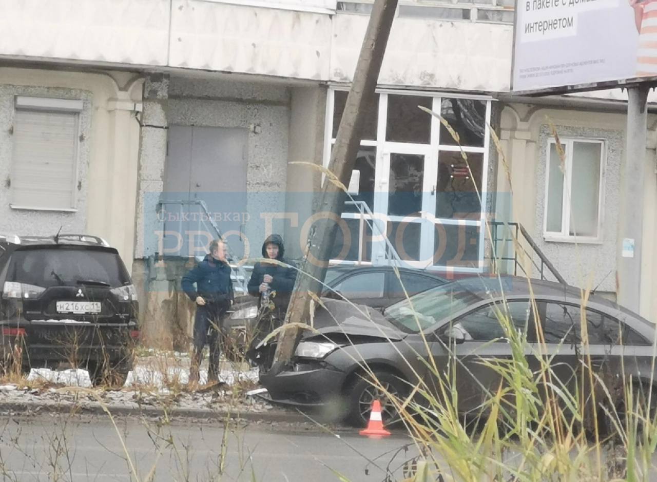 В Сыктывкаре еще один водитель врезался в столб на дороге
