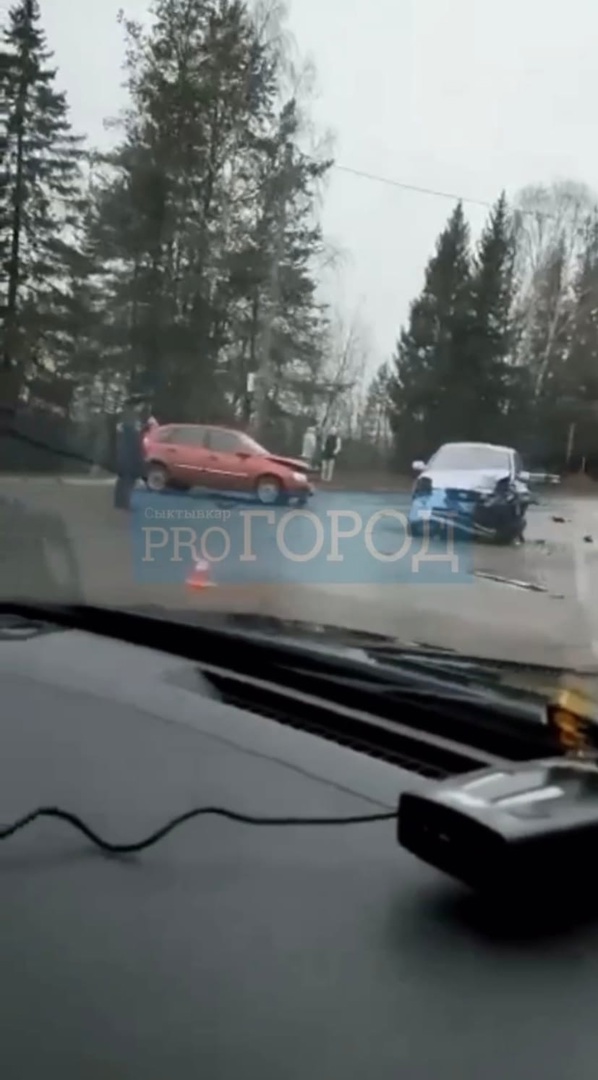 В Сыктывкаре произошло жесткое ДТП с тремя машинами