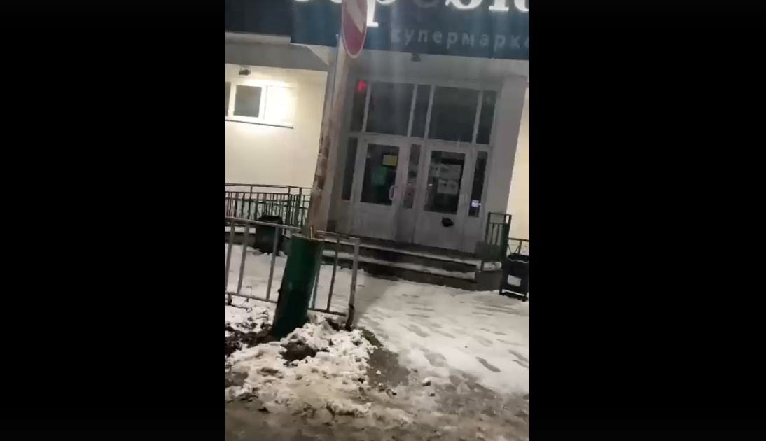 В Коми уличный фонарь бьет током людей и животных