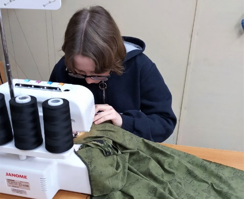 Воспитанники сыктывкарского детского дома шьют футболки для мобилизованных