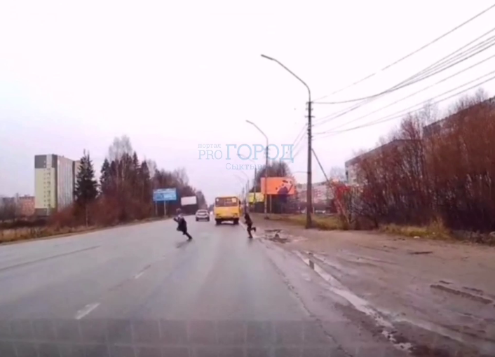 Опасные игры: в Сыктывкаре дети перебегают дорогу прямо перед автомобилями