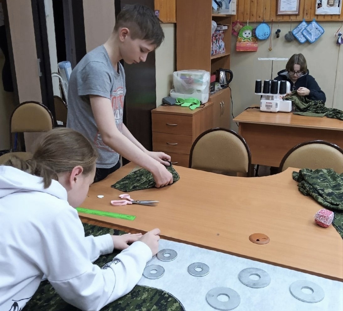 Воспитанники детского дома из Сыктывкара шьют одежду для мобилизованных