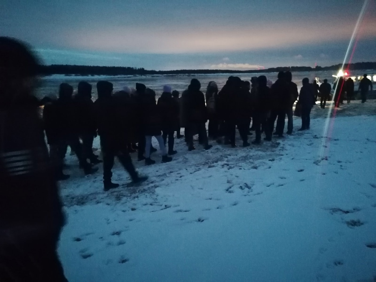 "Люди стояли на морозе": жители поселка Коми не дождались утренней переправы 