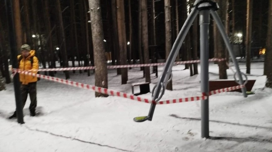 В Коми две девушки сломали карусель