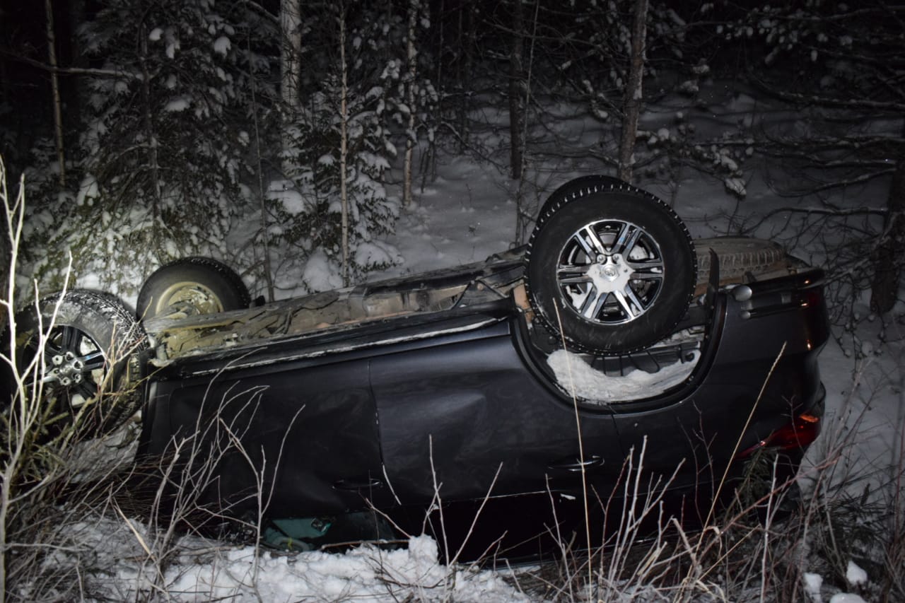 Недалеко от Ухты мужчина за рулем съехал с трассы и перевернулся