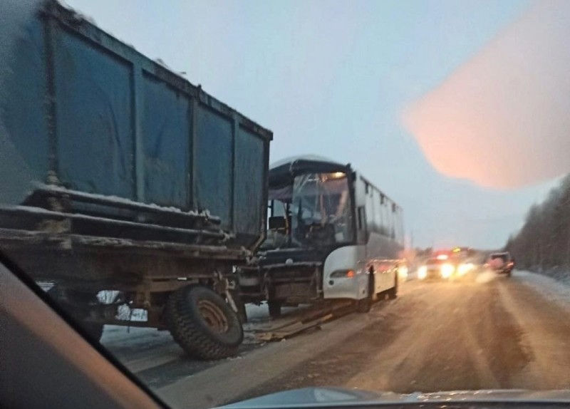В Коми автобус въехал в КамАЗ, у которого загорелось колесо