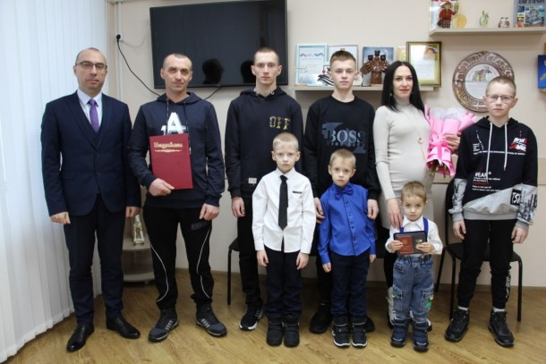 Многодетную семью из Коми наградили медалью "За достойное воспитание детей"