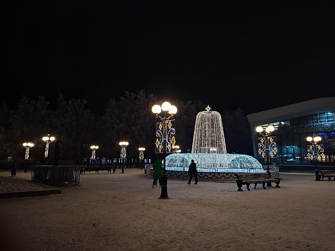 Елки, гигантские светящиеся шары, сияющие фонтаны: как Сыктывкар готовится к Новому году