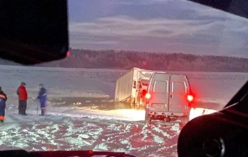 На переправе в Коми под лед провалился грузовик