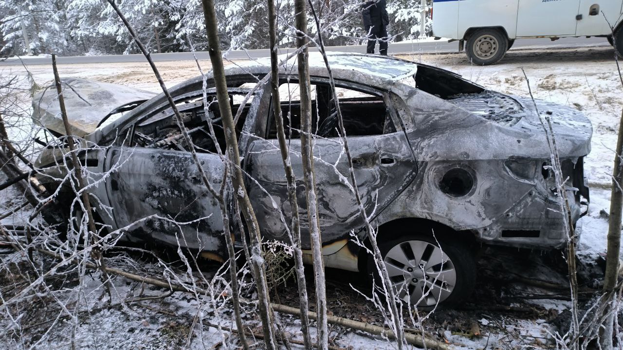 На трассе Сыктывкар - Ухта Kia врезалась в дерево и сгорела