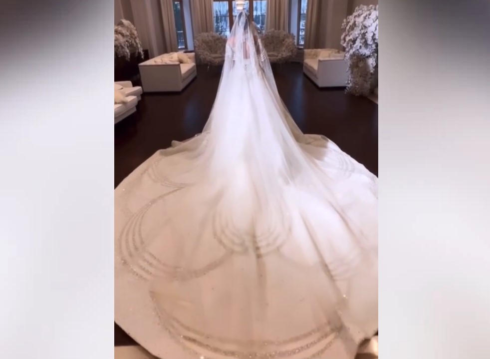 Модель из Коми наденет 28-килограммовое платье и выйдет замуж за Джигана в прямом эфире
