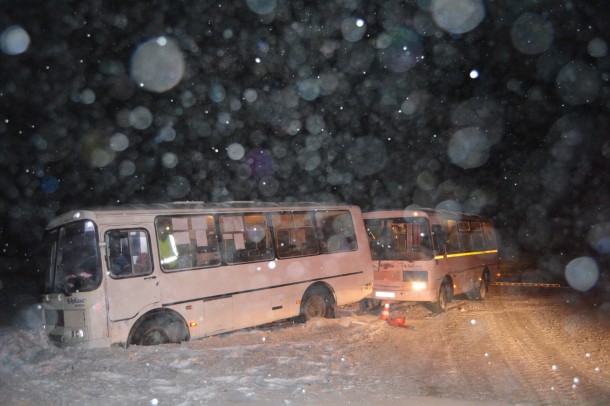 В Коми во время метели столкнулись два автобуса