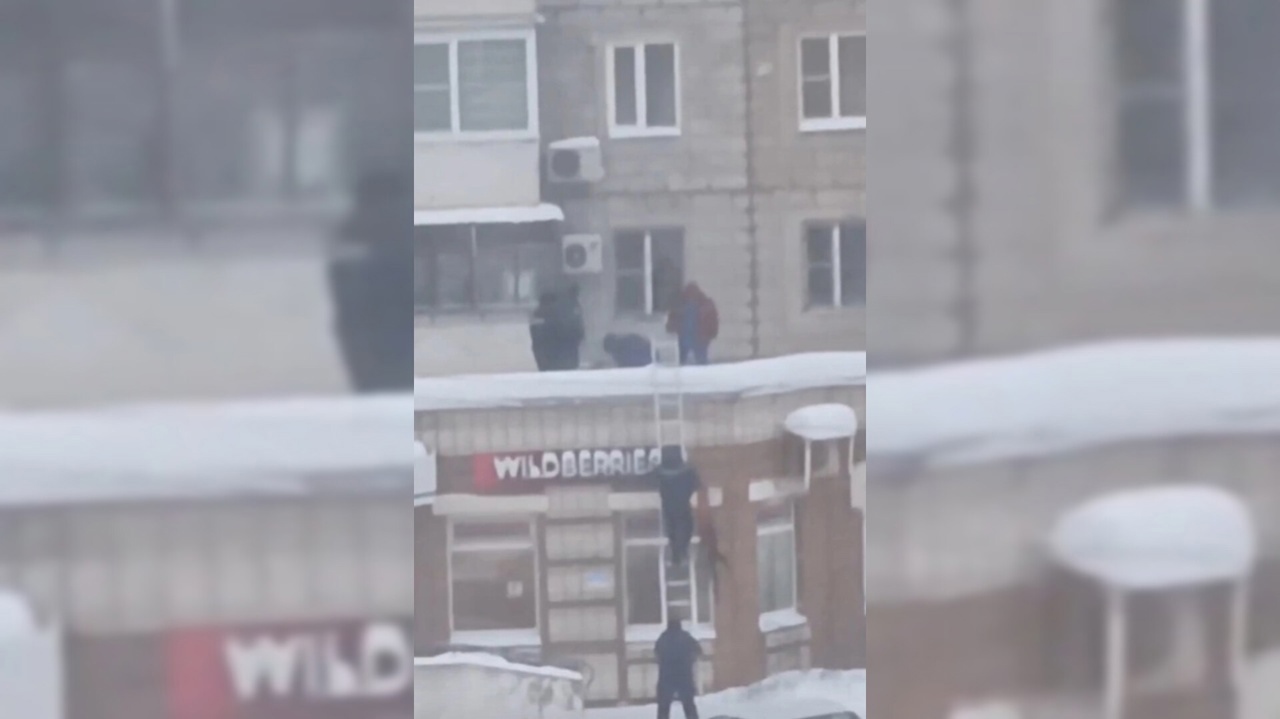 Мужчина, который выпал из окна в Сыктывкаре, скончался в машине "скорой" 