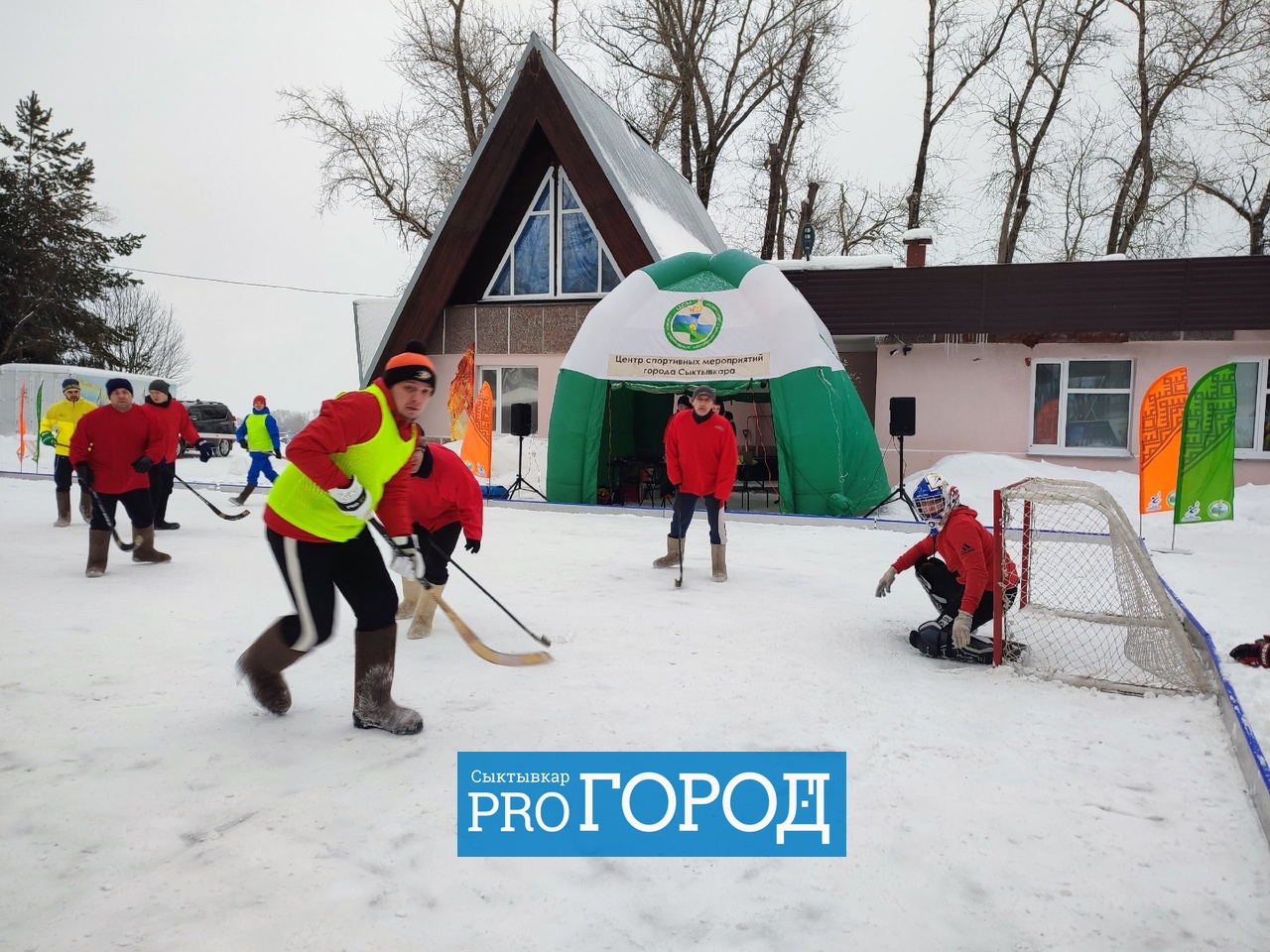 "Мячом в лицо попало": в Сыктывкаре прошел хоккей на валенках