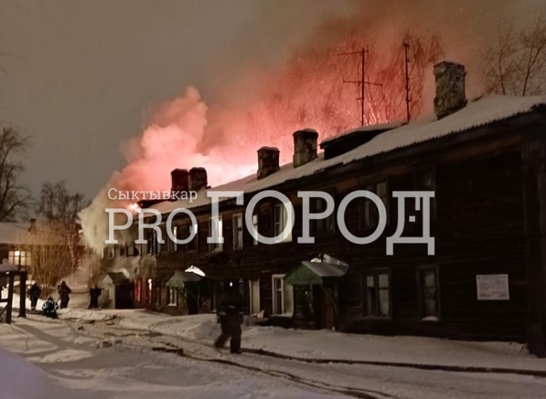 В Сыктывкаре полыхает деревянный дом: это второй случай в Лесозаводе за неделю