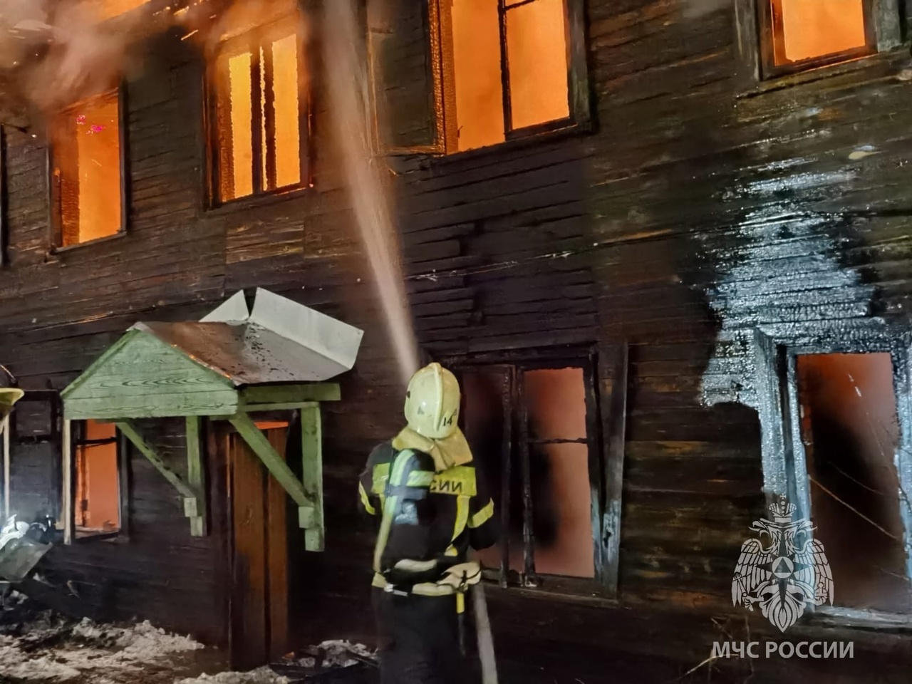 Появились подробности возгорания деревянного дома в Сыктывкаре