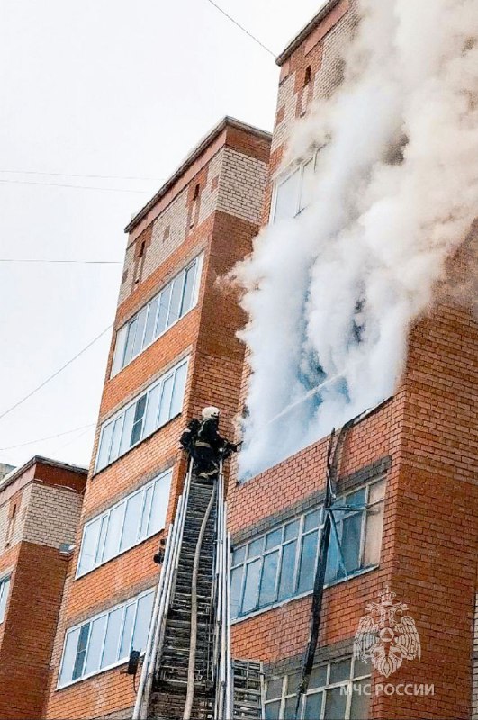 В Сыктывкаре загорелась квартира на Октябрьском проспекте