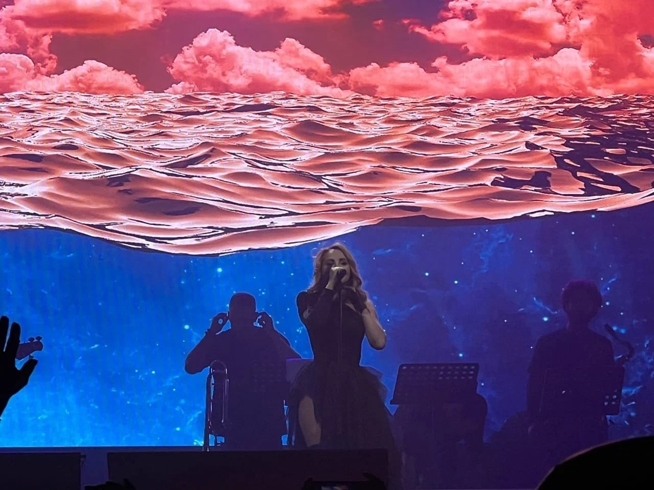 Певица Максим на концерте в Сыктывкаре спела на сцене вместе со зрителями