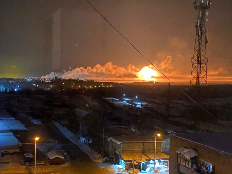 Жителей Коми напугал огонь в районе газоперерабатывающего завода