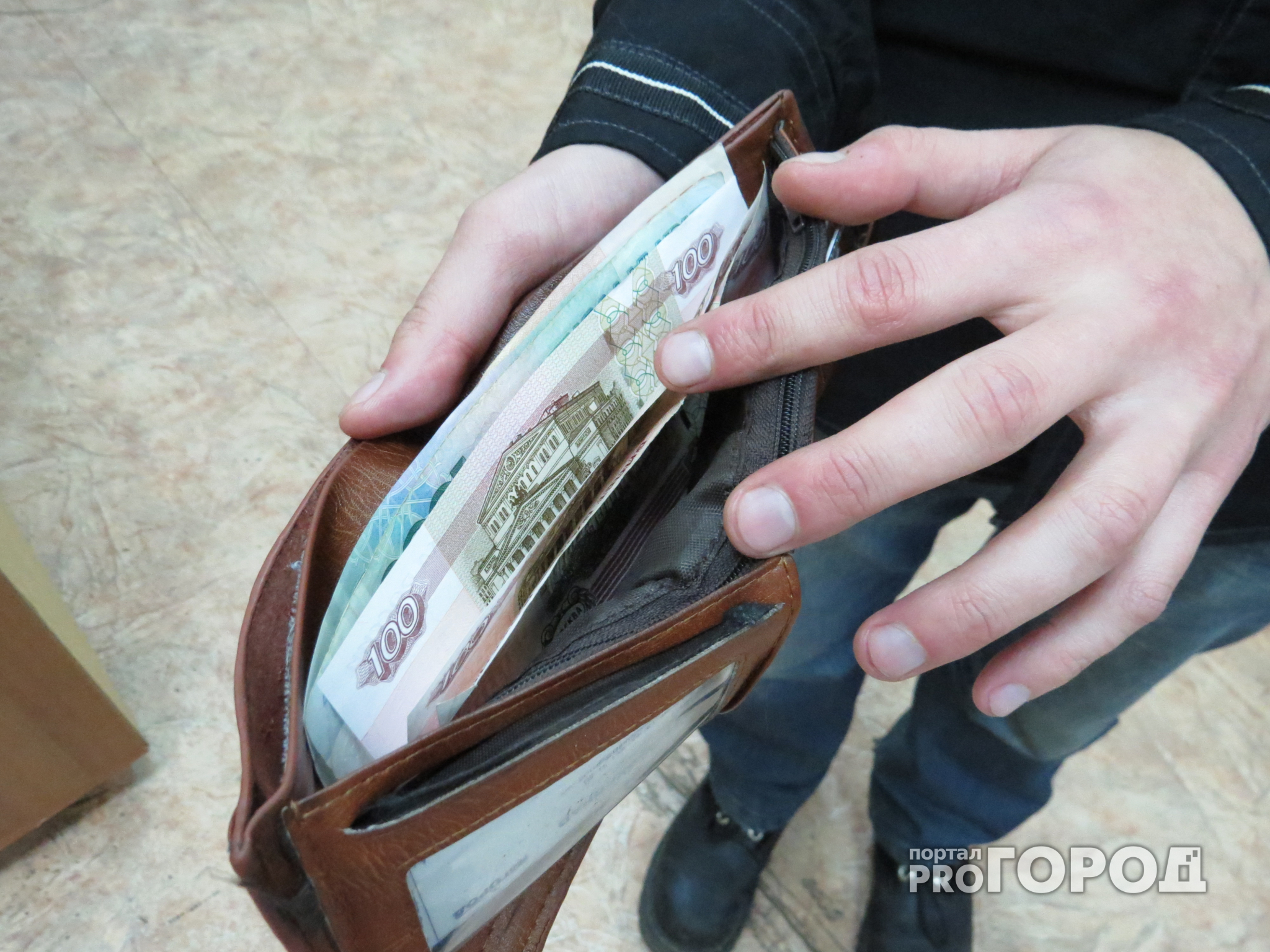 В Коми поймали мужчину, который задолжал своей дочери 700 тысяч рублей