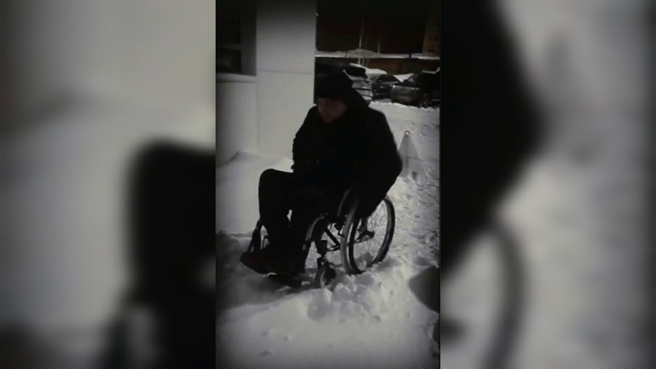В Сыктывкаре инвалид-колясочник вынужден преодолевать сугробы, чтобы добраться до дома