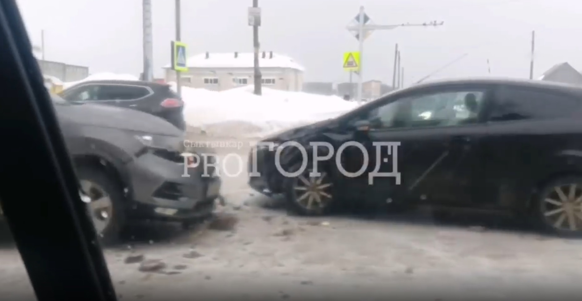 На перекрестке в Сыктывкаре произошло тройное ДТП
