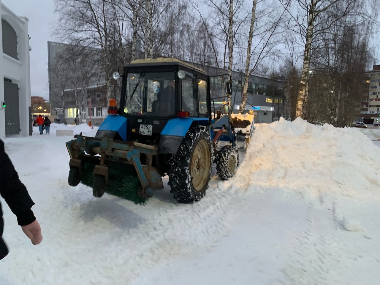 В Коми трактористов, которые чистили снег, привлекли за пьяную езду