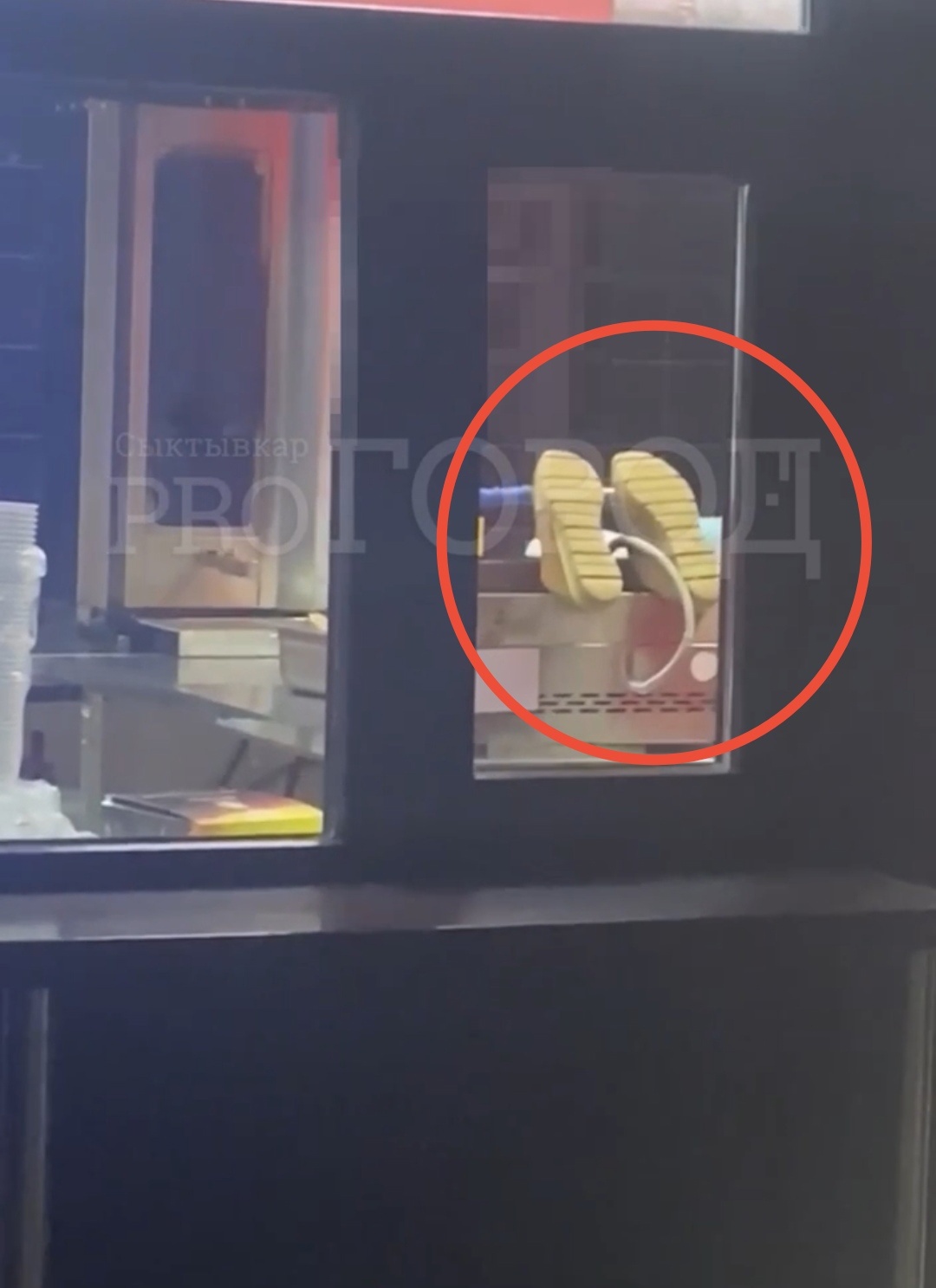 Владелец сети закусочных с шаурмой прокомментировал инцидент с обувью на гриле