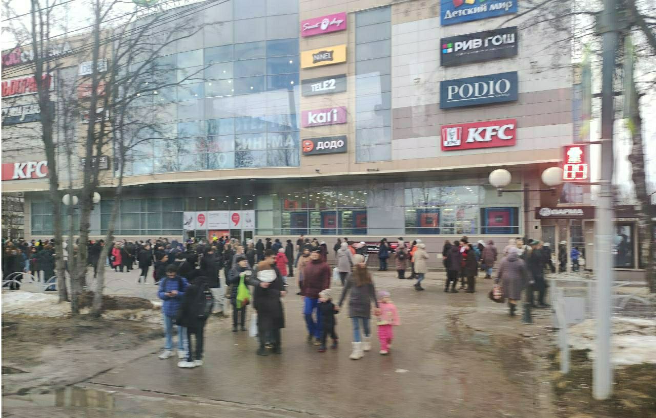 В Сыктывкаре посетители ТЦ "Парма" эвакуировались из-за сообщения о подозрительном пакете