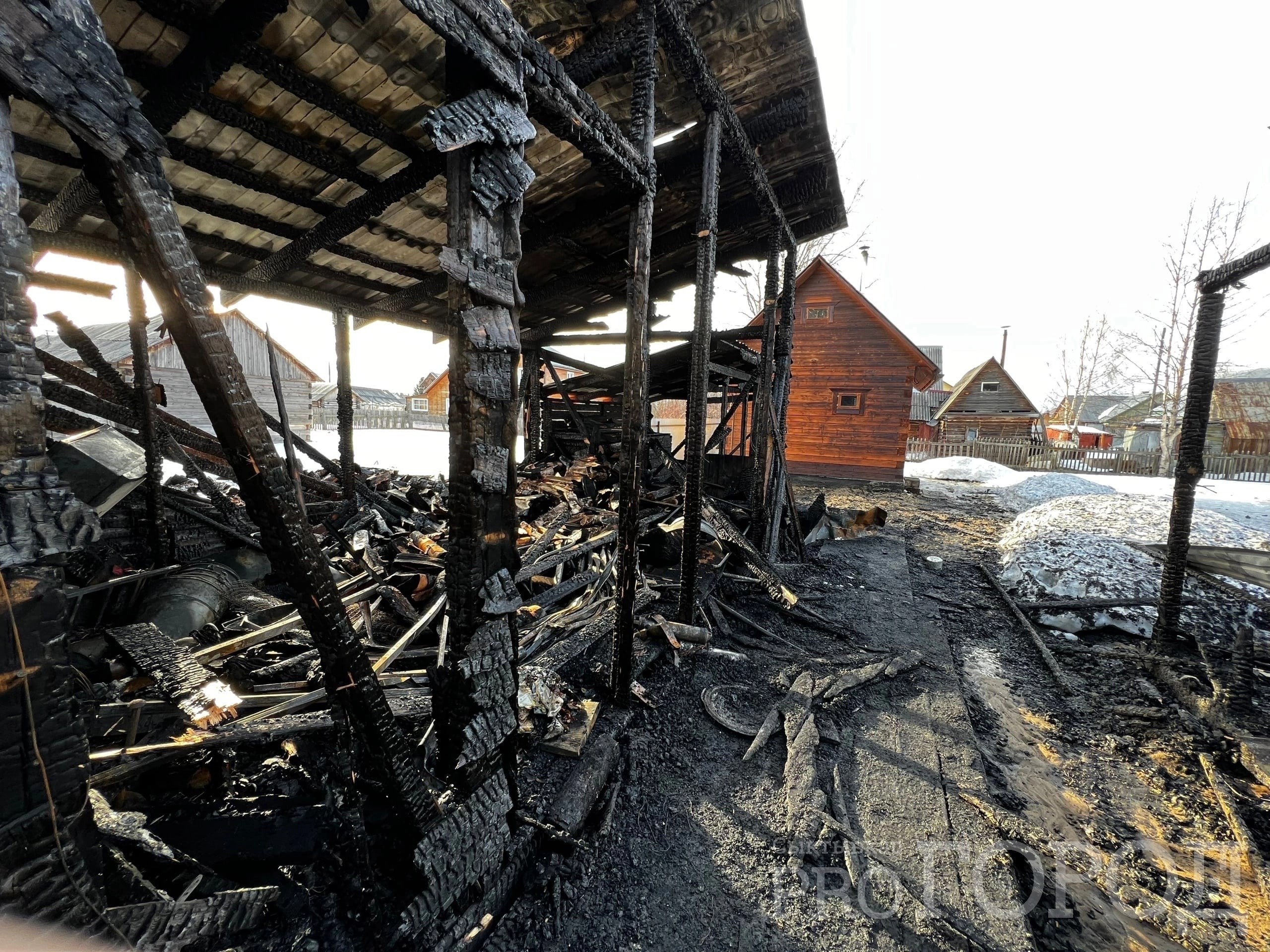"Это был дикий кошмар": сыктывкарцы с двумя детьми чудом спаслись из горящего дома