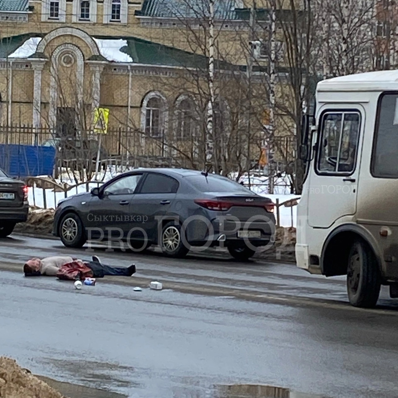 Мужчина лег посреди проезжей части на оживленной улице Сыктывкара и напугал горожан