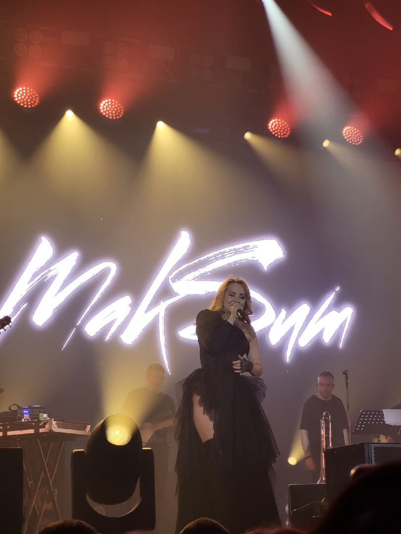 Фанаты МакSим требуют отменить гастроли из-за состояния певицы