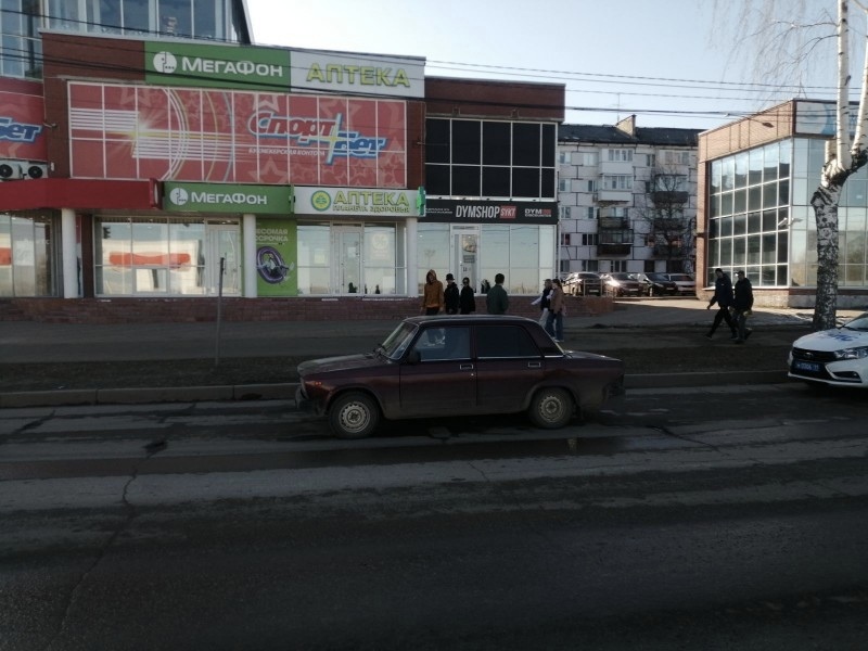 В Сыктывкаре ребенок выбежал на дорогу и попал под машину