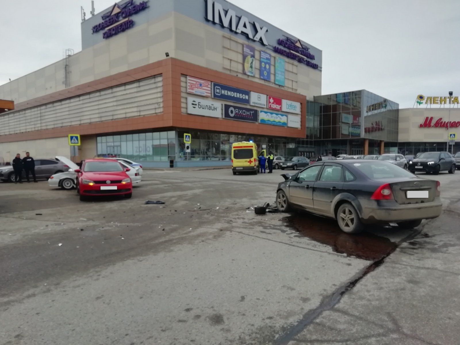 В Сыктывкаре на парковке у "Макси" столкнулись три автомобиля