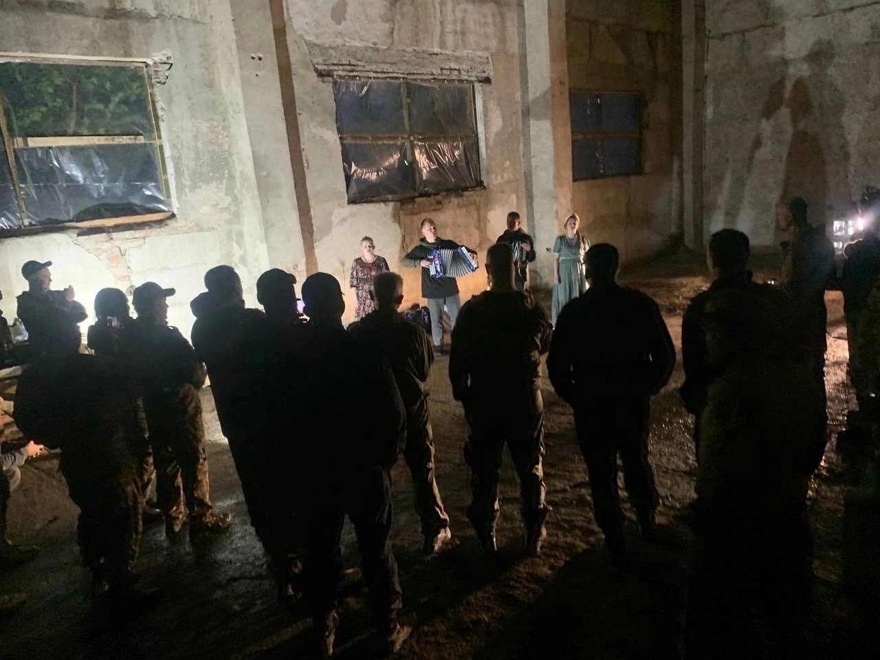 Музыканты из Коми сыграли для бойцов в зоне СВО и растрогали их до слез