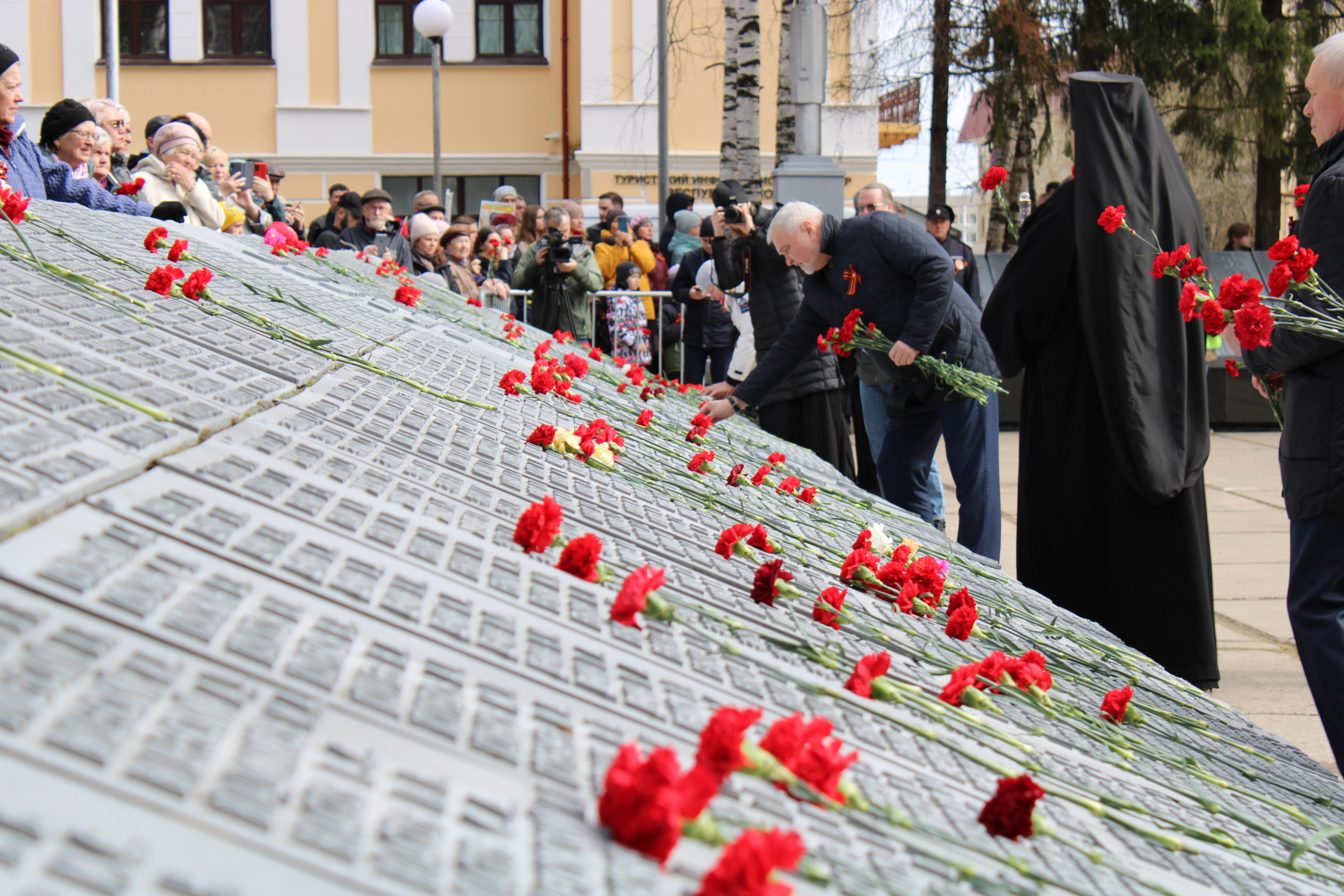 В Сыктывкаре возложили цветы в честь Дня Победы