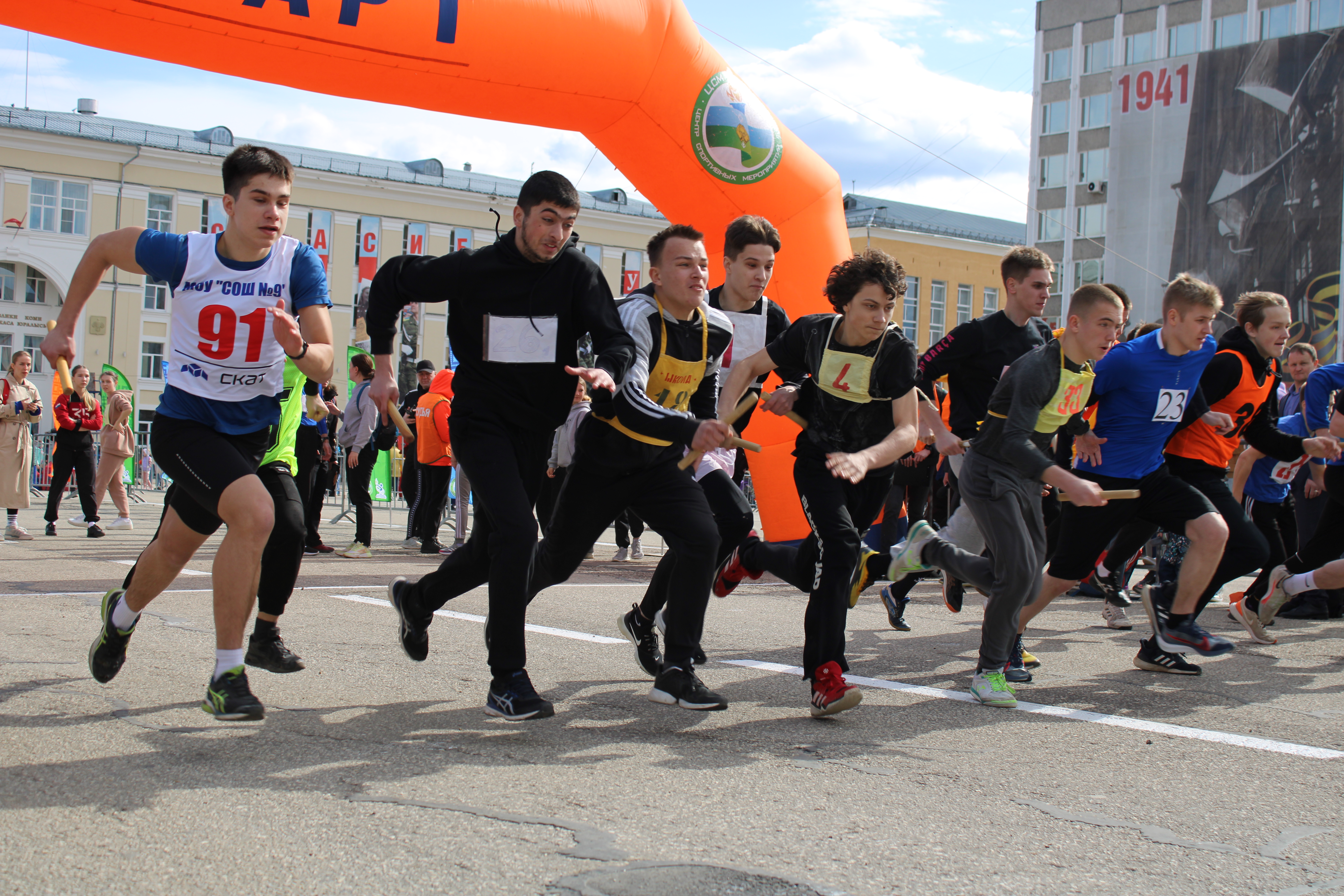 В Сыктывкаре прошла легкоатлетическая эстафета среди детей и взрослых ко Дню Победы
