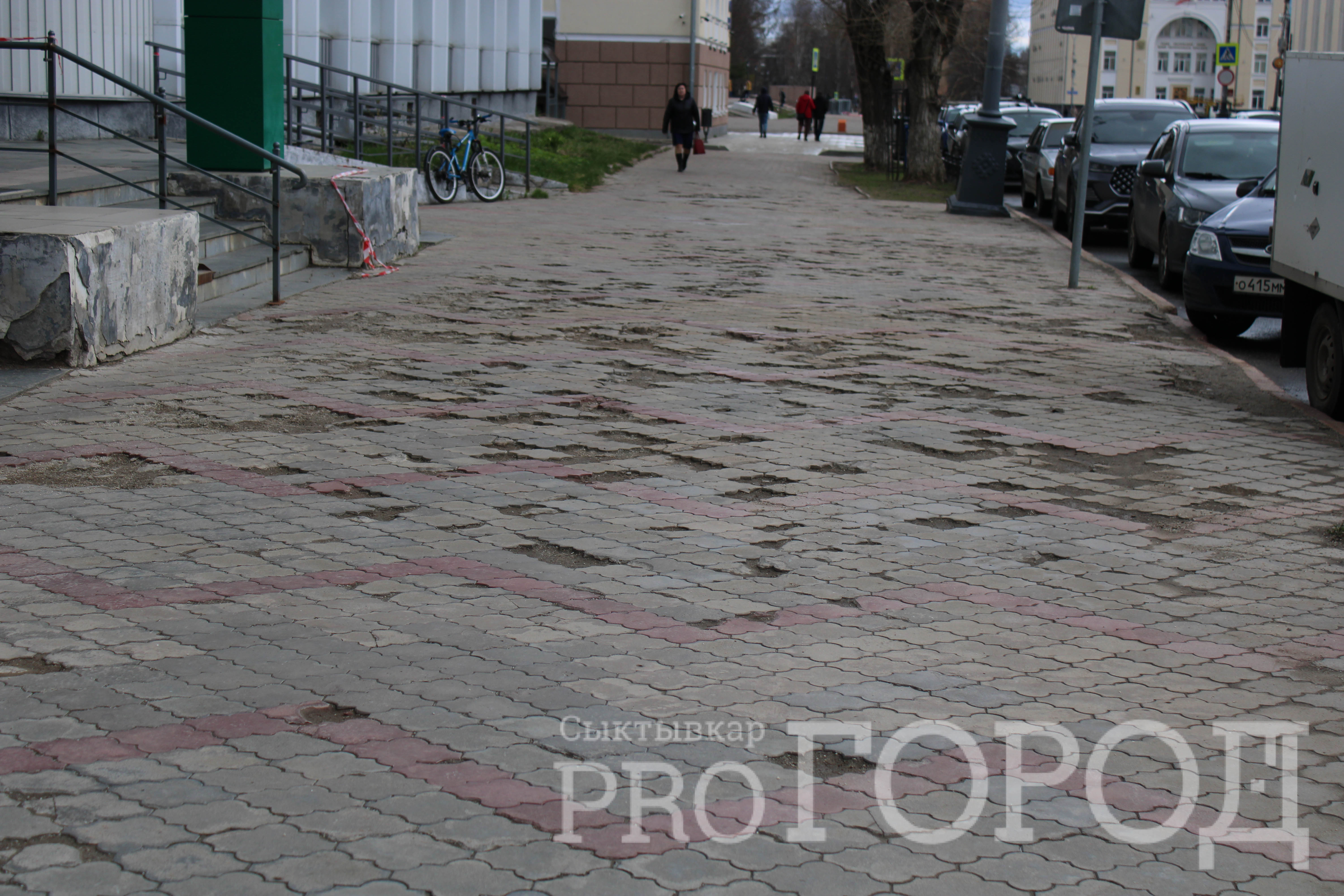 “Ноги чуть не переломала”: разбитый тротуар в центре Сыктывкара остался без ремонта